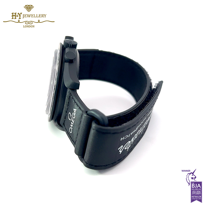 Swatch x Omega Bioceramic Moonswatch Mission to the Moon Phase New Moon "SNOOPY" - ref SO33B700-15119