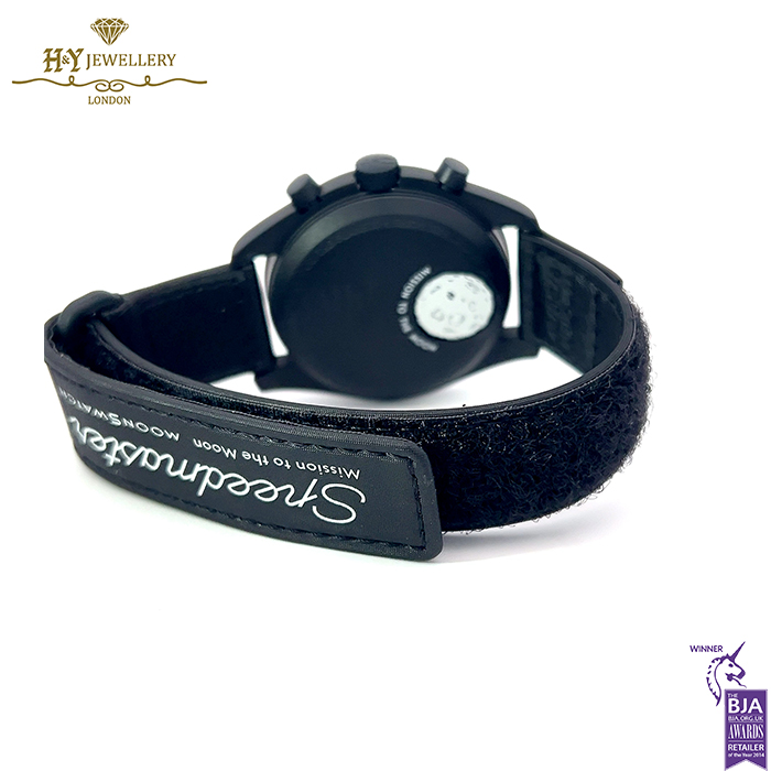 Swatch x Omega Bioceramic Moonswatch Mission to the Moon Phase New Moon "SNOOPY" - ref SO33B700-15120